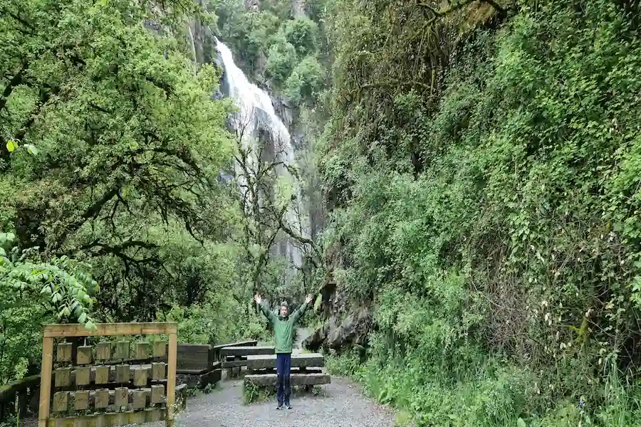 Llegada a la base de la Fervenza do Toxa en el cuarto tramo de la ruta