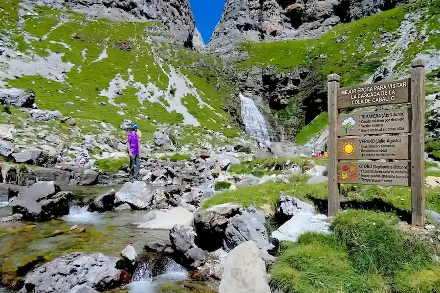 Cartel informativo sobre la mejor época para visitar la Cascada de la Cola de Caballo