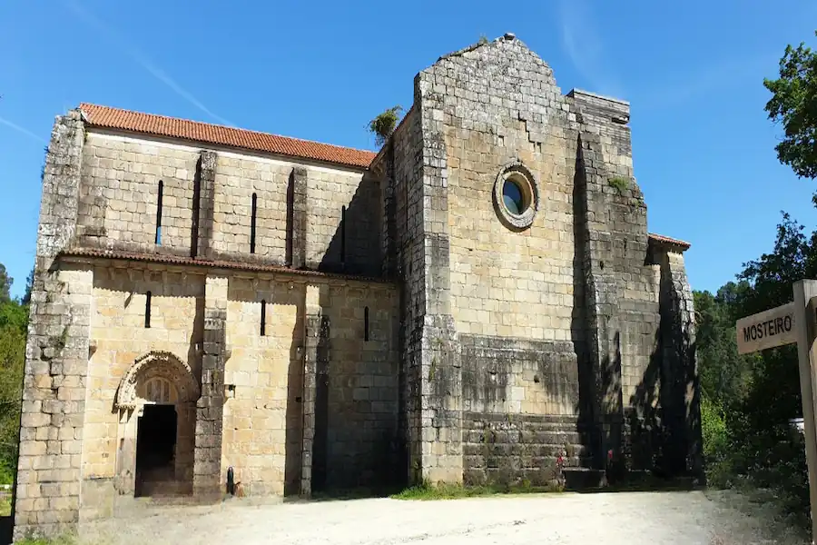 Monasterio de San Lourenzo de Carboeiro en el río Deza