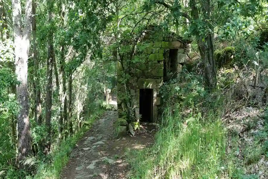 Antiguo molino en la ruta hacia la Cascada Augacaída Antiguo molino en la ruta hacia la Cascada Augacaída