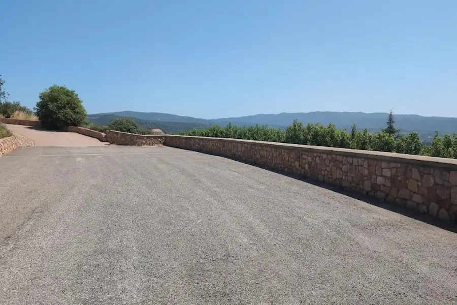 Aparcamiento en Alquézar para iniciar la ruta de las pasarelas del Vero