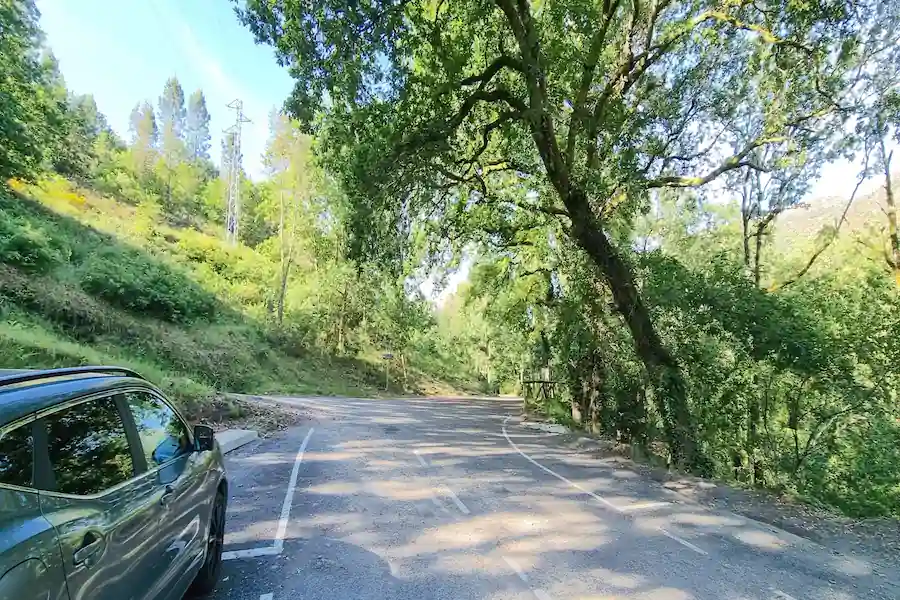 Aparcamiento e inicio de la ruta a la Corga da Fecha Aparcamiento e inicio de la ruta a la Corga da Fecha en Lobios