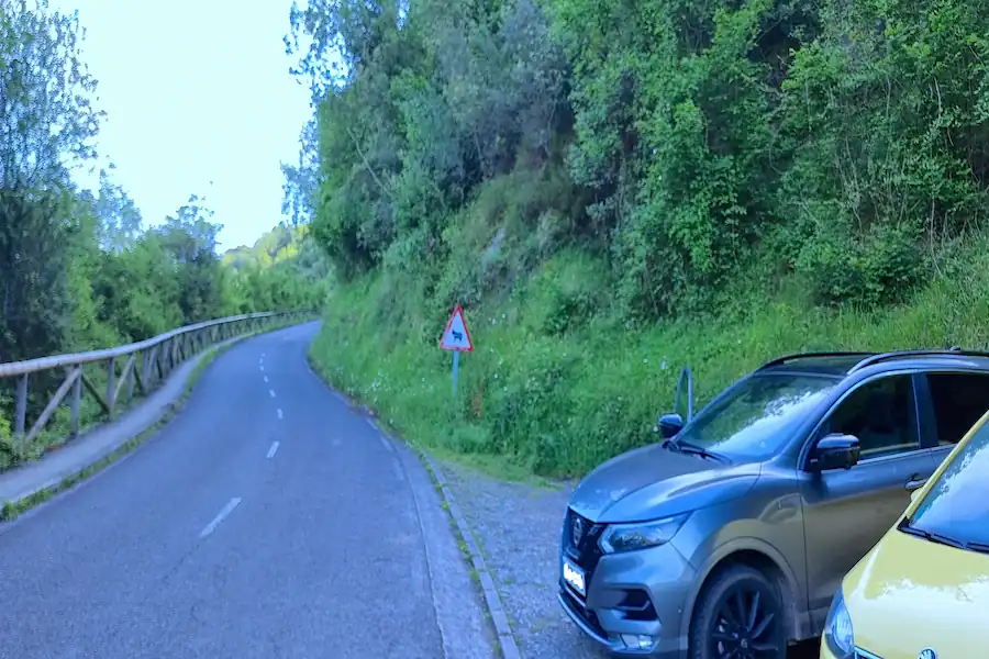 Inicio de la ruta del Desfiladero de las Xanas Aparcamiento principal y cartel informativo al inicio de la ruta del Desfiladero de las Xanas