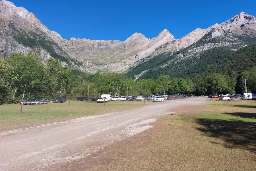 Zona de aparcamiento habilitada en el Valle de Pineta para iniciar rutas de senderismo