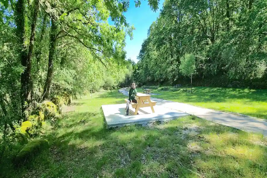 Área de descanso junto al río Área de descanso al lado del río Caldo