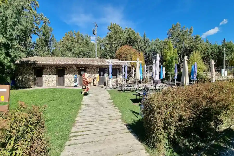 Kiosko bar al lado de la zona de baño de Las Presillas