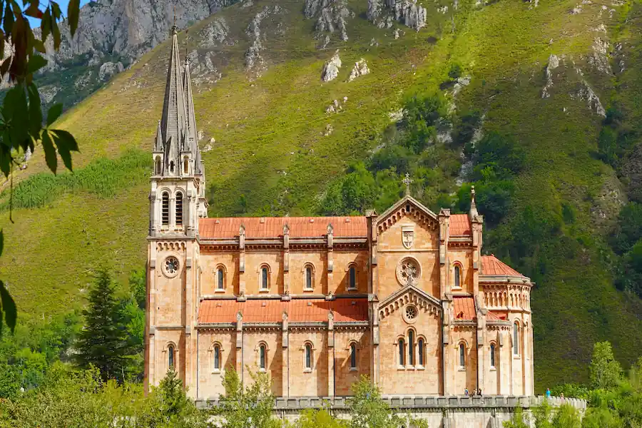 Basílica de Covadonga Vista panorámica de la Basílica de Santa María la Real de Covadonga