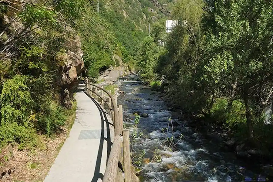 Sendero del Camí del Rec del Solà discurriendo junto al río