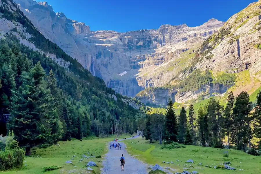 Caminando hacia la cascada Senderistas caminando por el valle hacia la cascada de Gavarnie