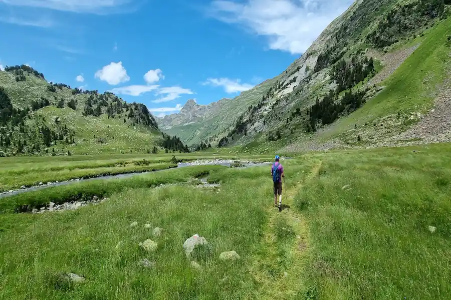 Persona caminando por las llanuras del Plan de Aiguallut