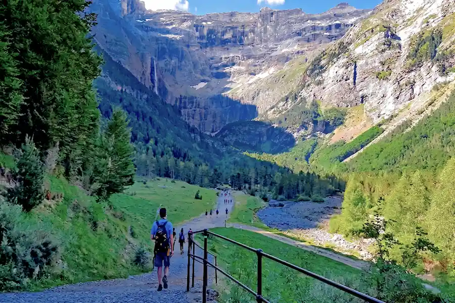 Camino principal hacia la Cascada Camino ancho y cómodo hacia la Cascada de Gavarnie