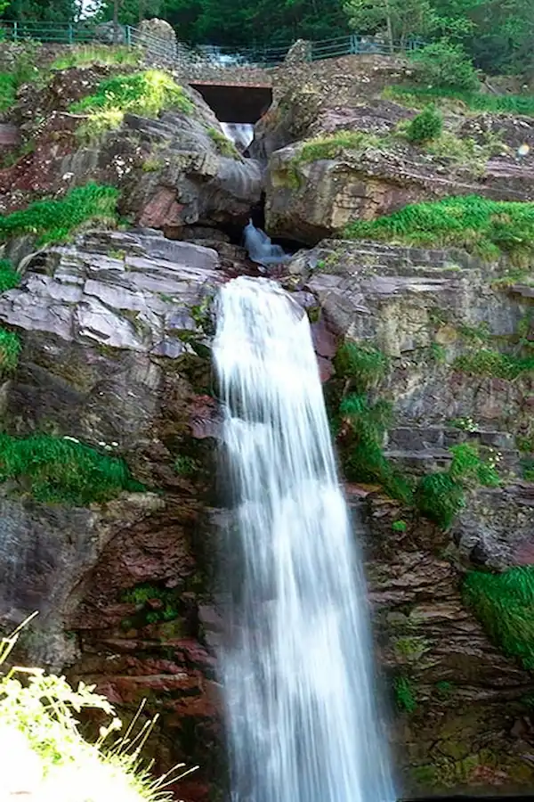 Caída de la Cascada de La Larri