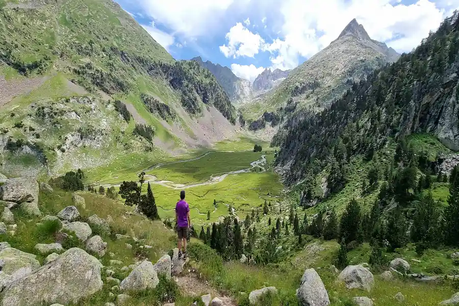 Paisaje de praderas y montañas cerca del Plan de Aiguallut
