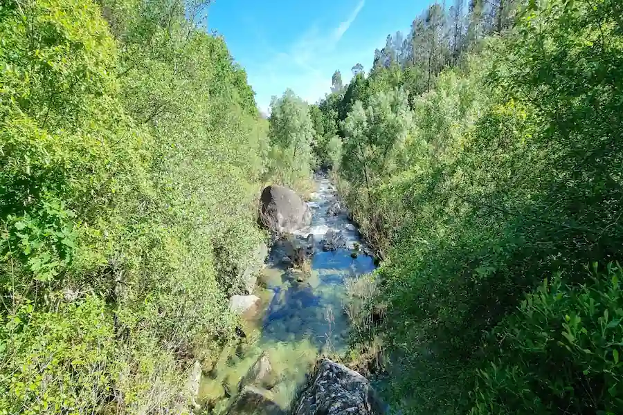 Puente sobre el río Caldo Cruzando el río Caldo por el puente
