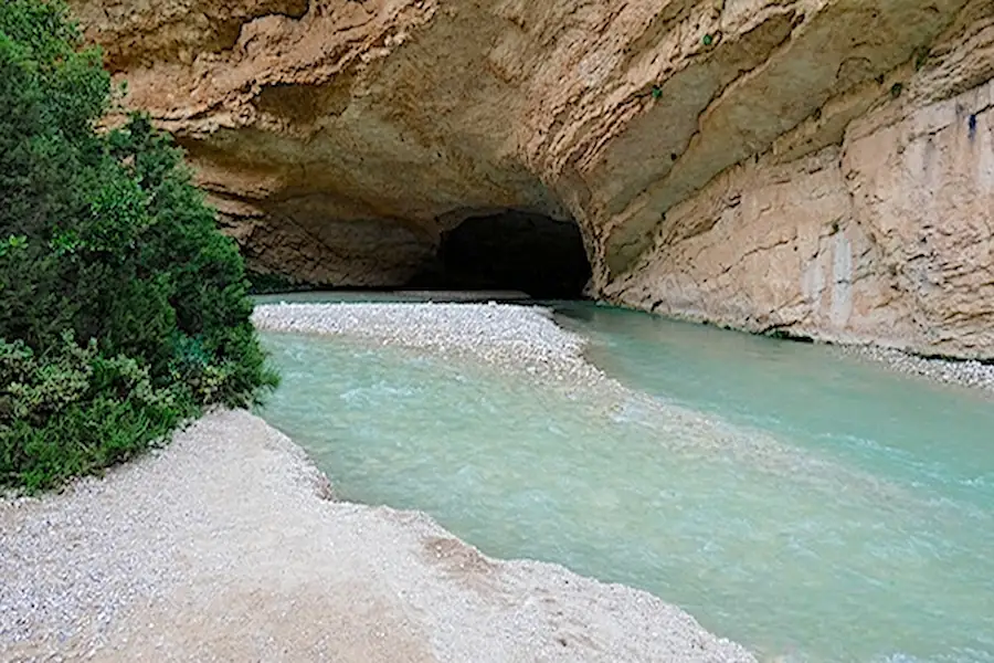 Interior de la curiosa Cueva Picamartillo en la ruta de las pasarelas