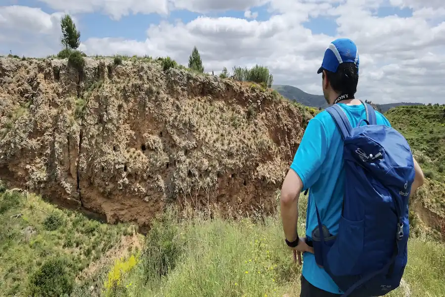 Fachada rocosa con las Cuevas del Turco