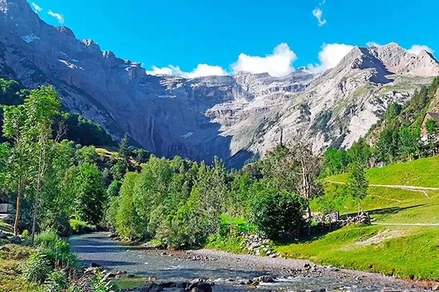 De fondo la cascada de Gavarnie Paisaje del valle de Gavarnie con la gran cascada al fondo