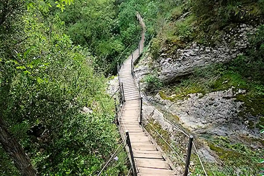 Sendero descendiendo desde Alquézar hasta el lecho del río Vero