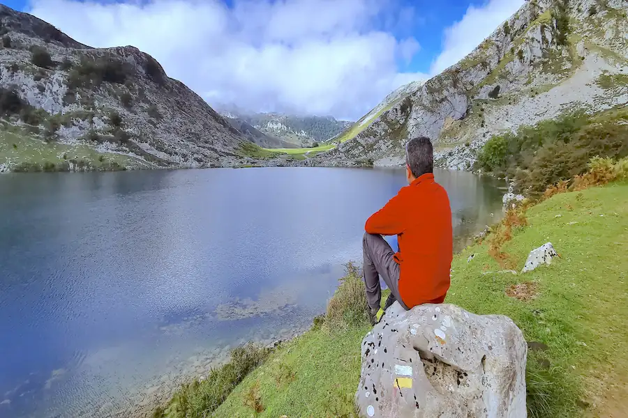 Vistas del Lago Enol en Covadonga Persona disfrutando de las vistas panorámicas del Lago Enol en los Picos de Europa