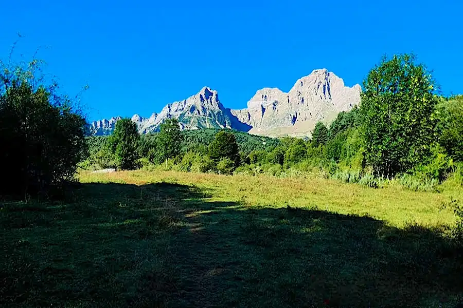 Panorámica de las montañas de la Partacua que cobijan el ibón