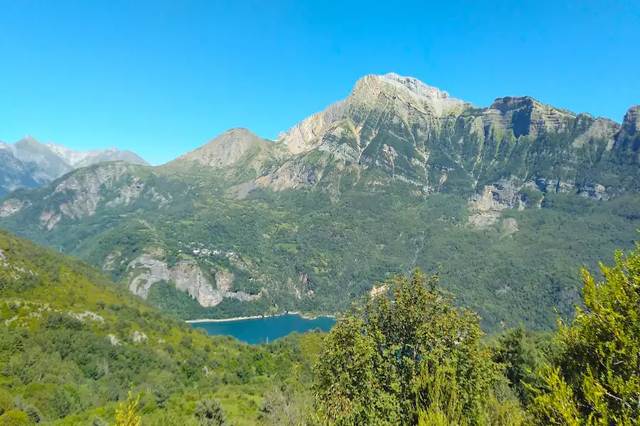 Espectaculares vistas al Embalse de Búbal desde la ruta