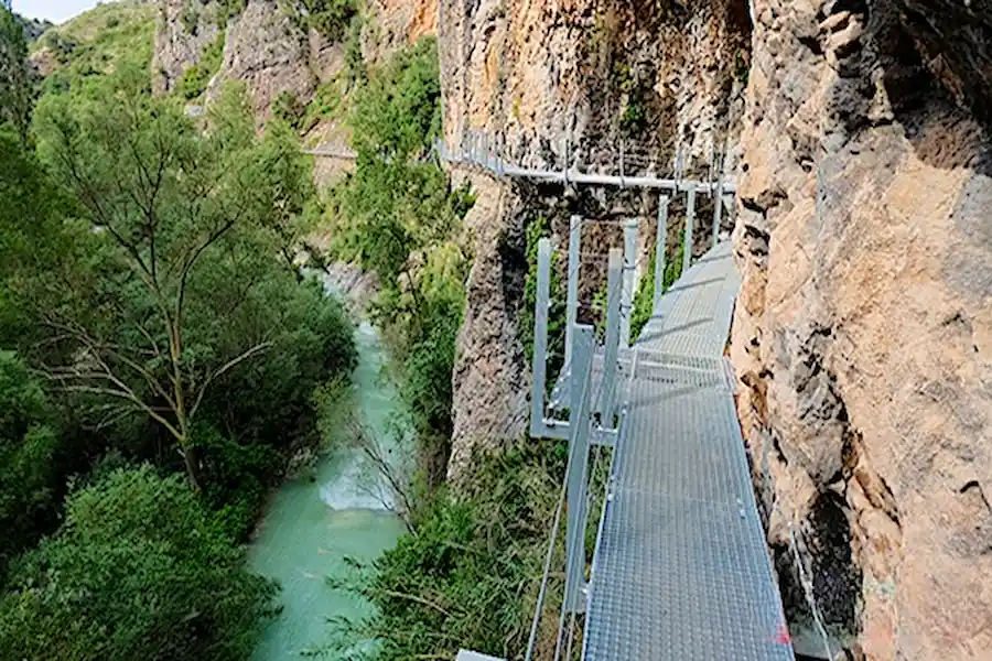 Pasarelas en altura ancladas a la pared sobre el río Vero