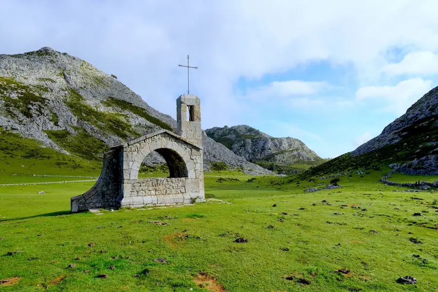 Ermita de El Buen Pastor Pequeña Ermita de El Buen Pastor en las praderas de Covadonga