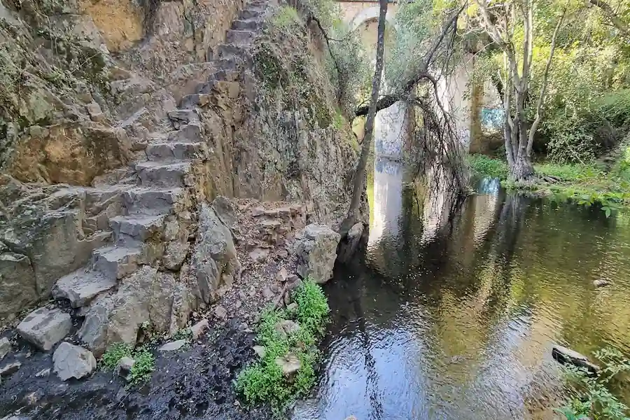 Tramos de escalones de roca en La Pedriza