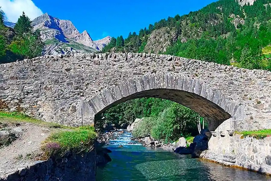 Puente alternativo Puente de piedra sobre el río que no forma parte del trazado principal