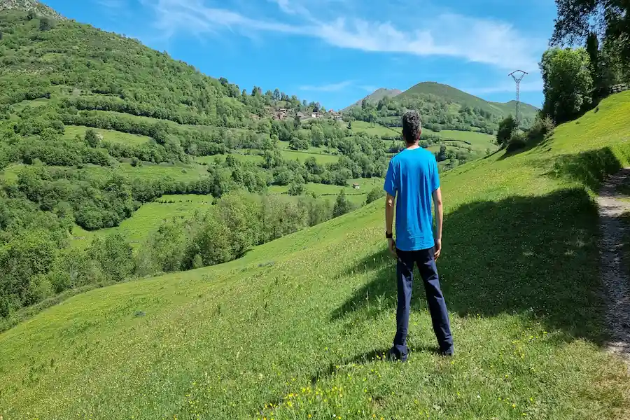 Vistas a la localidad de Dosango Paisaje montañoso y frondoso con la localidad de Dosango asomando al fondo durante la ruta