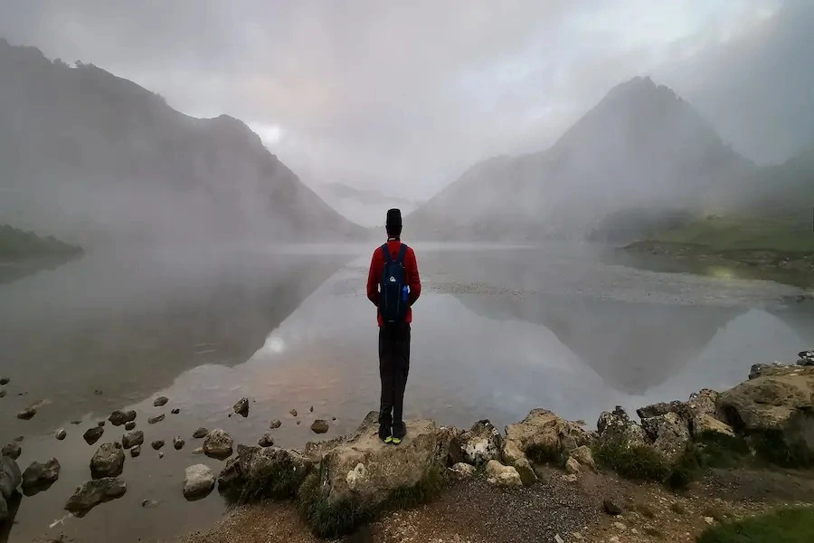 Lago Enol al amanecer Reflejo perfecto de las montañas en el Lago Enol al amanecer
