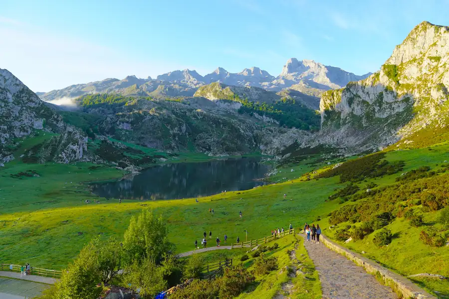 El espectacular Lago Ercina Aguas cristalinas del Lago Ercina con los Picos de Europa al fondo
