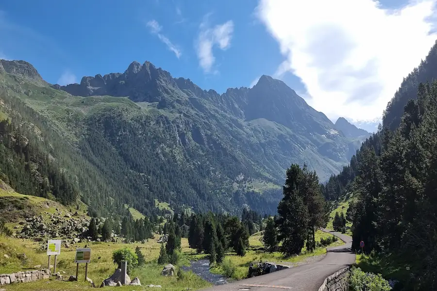 Vistas del entorno de Llanos del Hospital en el Valle de Benasque con aparcamiento gratuito