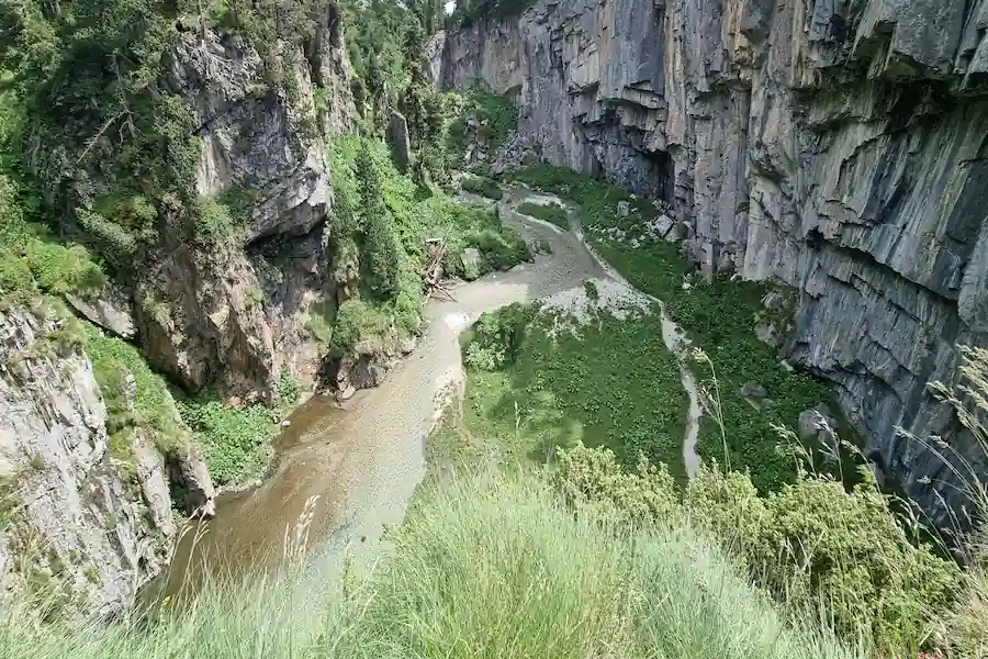 Vistas de la cascada desde el mirador del Forau de Aigualluts