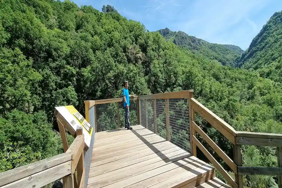 Mirador con vistas panorámicas sobre el cañón del río Mao en la Ribeira Sacra de Ourense