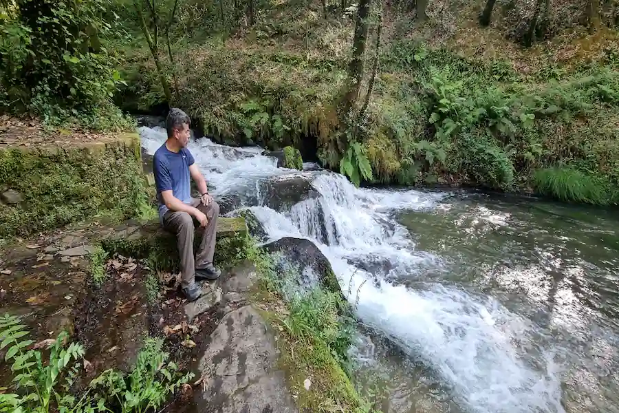 Molino y salto de agua junto a la senda en la Ruta da Pedra e da Auga