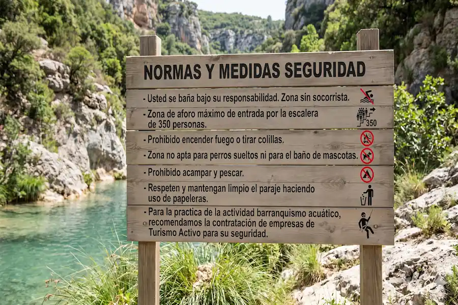 Cartel informativo con las normas y medidas de seguridad en la ruta de las 3 cascadas de Anna y Gorgo de la Escalera