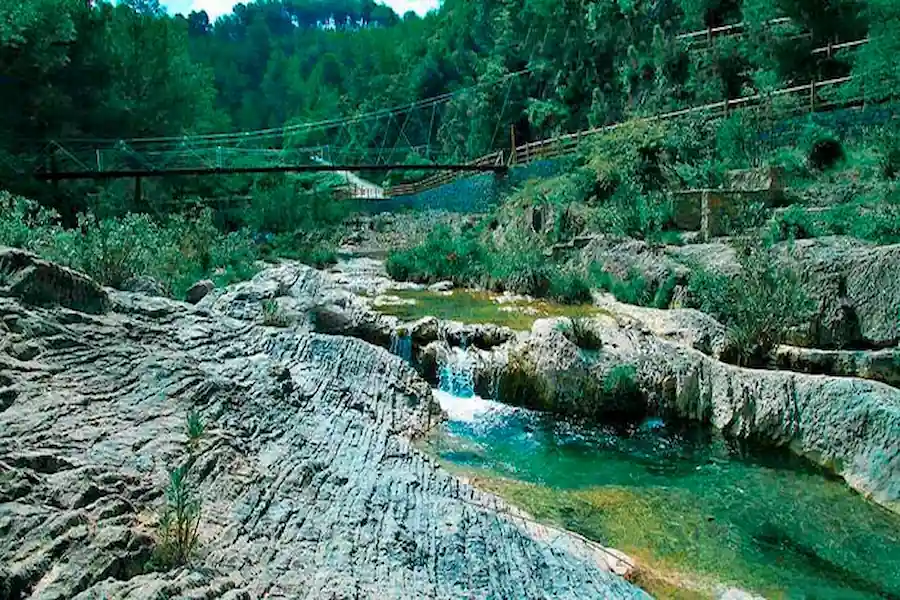Puente en la Ruta de los Molinos Uno de los encantadores puentes en la Ruta de los Molinos de Agua