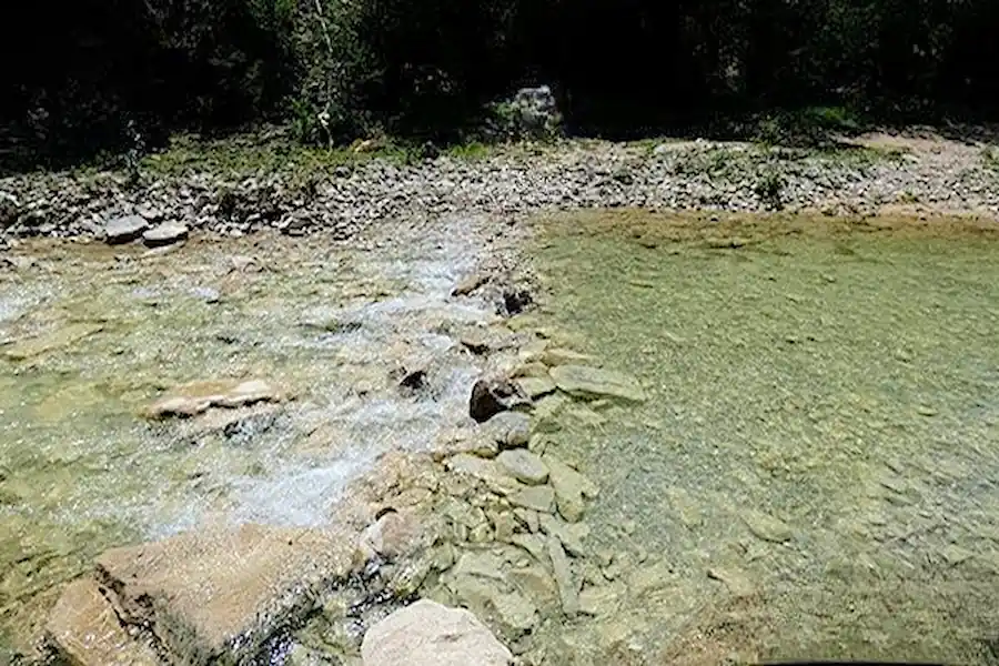 Río Sieste Vadeando el río Sieste para seguir la ruta de las pozas