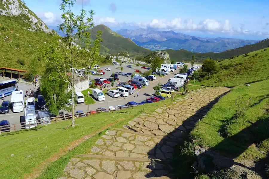 Parking de Buferrera en los Lagos de Covadonga Amplio aparcamiento de Buferrera, punto de inicio principal para las rutas de senderismo en los Lagos de Covadonga