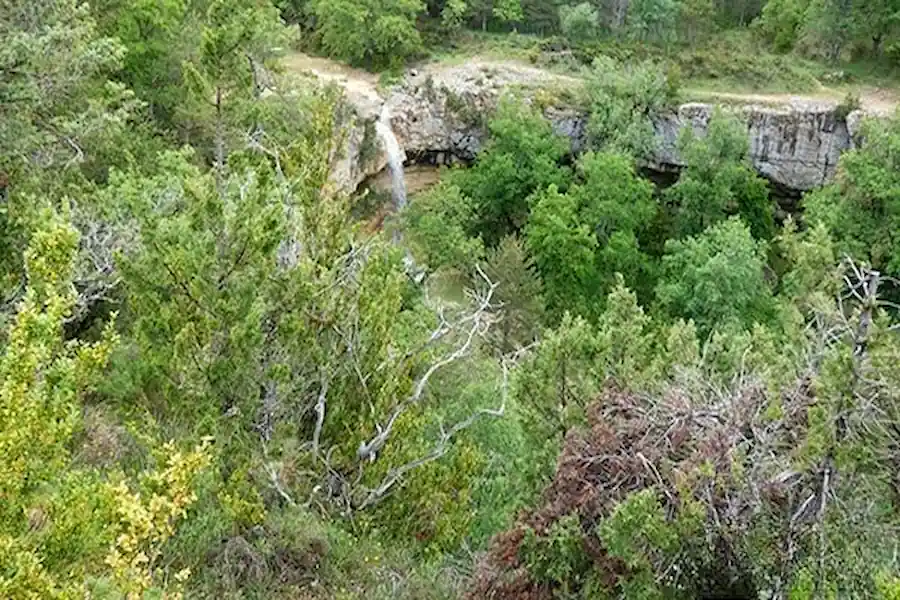 Salto de agua Pequeño salto de agua cristalina en la ruta