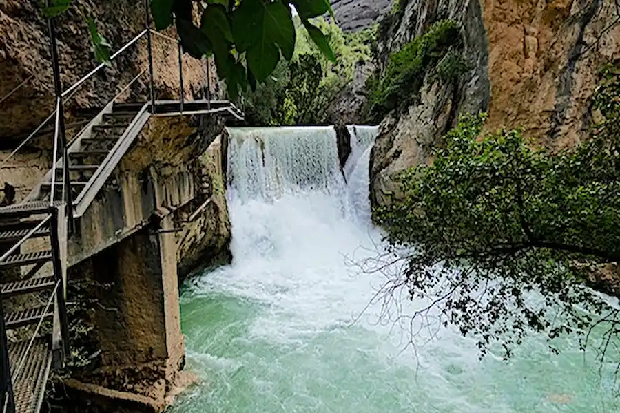 Salto de agua de la antigua presa en la ruta del Vero