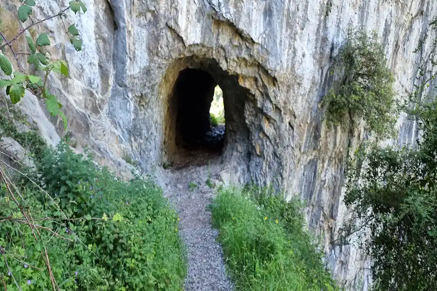 Primer túnel Primer túnel excavado en la roca de la montaña