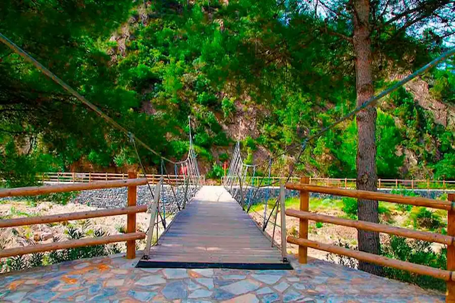 Puente hacia La Badina Puente de madera que cruza el río hacia La Badina
