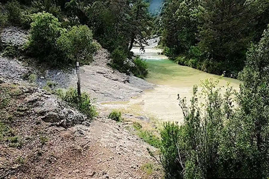 Bifurcación clave Punto de bifurcación: sendero a la izquierda o por el río a la derecha