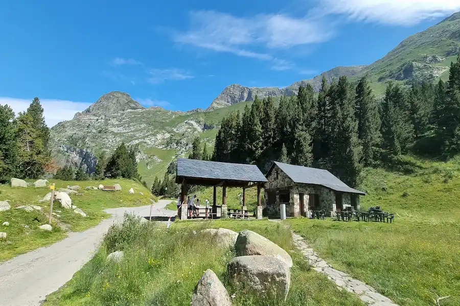 Exterior del Refugio de la Besurta, punto de inicio de las rutas en el Parque Natural Posets-Maladeta