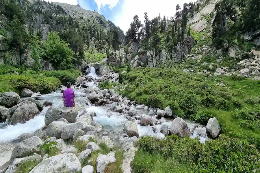 El curso del río Ésera fluyendo por el valle