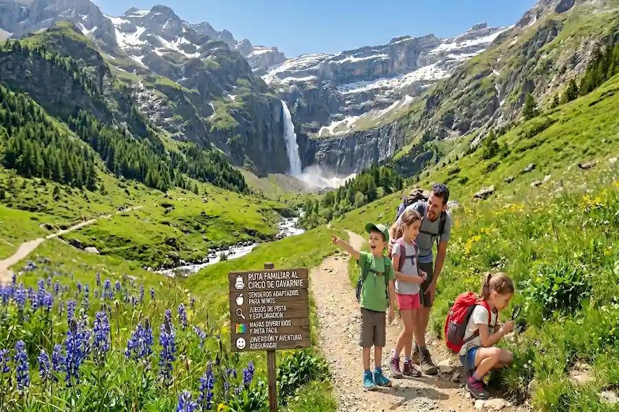 Ruta al Circo de Gavarnie con Niños Familia caminando por un sendero fácil y accesible rodeado de naturaleza en los Pirineos
