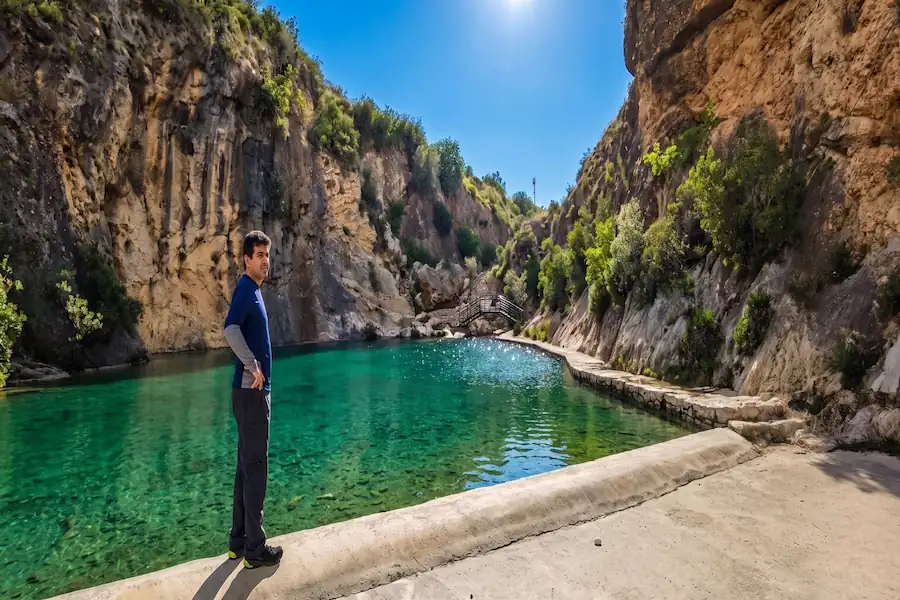 Panorámica del sendero natural junto al cauce del río Sellent en Bolbaite, Valencia