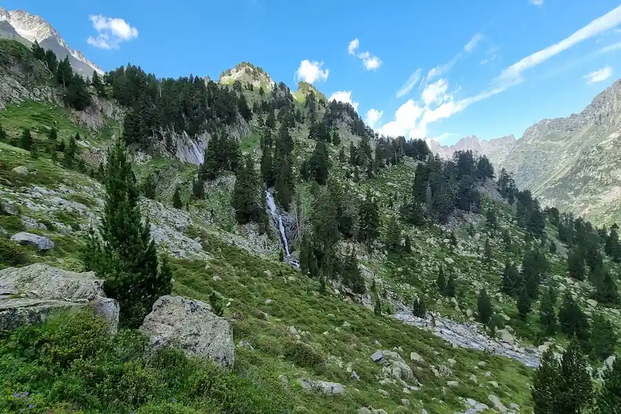Salto de agua en el camino hacia el refugio de la Renclusa